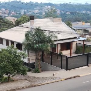 Casa com 60m², 3 dormitórios, 4 vagas, no bairro Desvio Rizzo em Caxias do Sul para Comprar