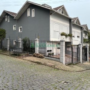 Sobrado com 135m², 3 dormitórios, 2 vagas, no bairro Vinhedos em Caxias do Sul para Comprar