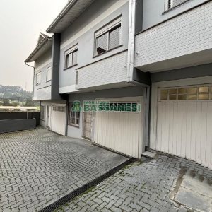 Sobrado com 135m², 3 dormitórios, 2 vagas, no bairro Vinhedos em Caxias do Sul para Comprar