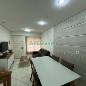 Sobrado com 135m², 3 dormitórios, 2 vagas, no bairro Vinhedos em Caxias do Sul para Comprar