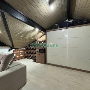 Sobrado com 135m², 3 dormitórios, 2 vagas, no bairro Vinhedos em Caxias do Sul para Comprar