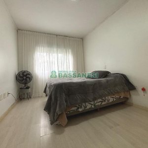 Sobrado com 135m², 3 dormitórios, 2 vagas, no bairro Vinhedos em Caxias do Sul para Comprar