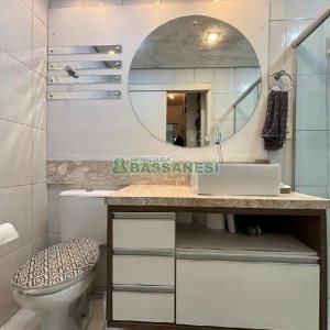 Sobrado com 135m², 3 dormitórios, 2 vagas, no bairro Vinhedos em Caxias do Sul para Comprar