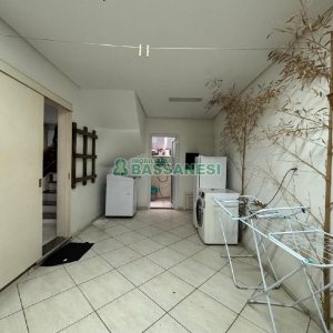 Sobrado com 135m², 3 dormitórios, 2 vagas, no bairro Vinhedos em Caxias do Sul para Comprar