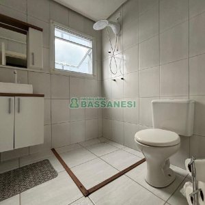 Sobrado com 135m², 3 dormitórios, 2 vagas, no bairro Vinhedos em Caxias do Sul para Comprar