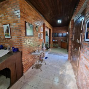 Chácara com 600m², 5 dormitórios, 2 vagas, no bairro Galópolis em Caxias do Sul para Comprar