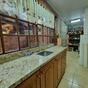 Chácara com 600m², 5 dormitórios, 2 vagas, no bairro Galópolis em Caxias do Sul para Comprar