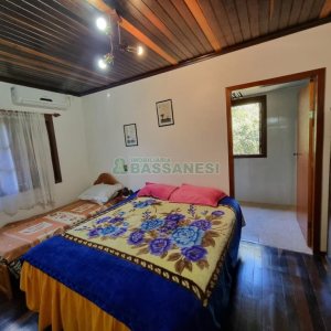 Chácara com 600m², 5 dormitórios, 2 vagas, no bairro Galópolis em Caxias do Sul para Comprar