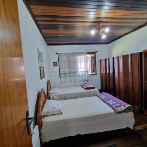 Chácara com 600m², 5 dormitórios, 2 vagas, no bairro Galópolis em Caxias do Sul para Comprar