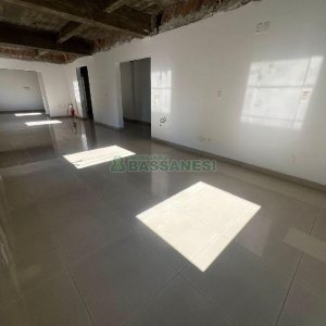 Sala com 386m², no bairro Centro em Caxias do Sul para Alugar ou Comprar