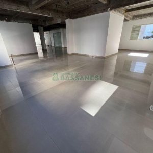 Sala com 386m², no bairro Centro em Caxias do Sul para Alugar ou Comprar