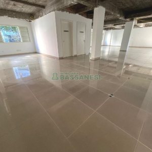 Sala com 386m², no bairro Centro em Caxias do Sul para Alugar ou Comprar