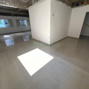 Sala com 386m², no bairro Centro em Caxias do Sul para Alugar ou Comprar
