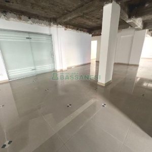 Sala com 386m², no bairro Centro em Caxias do Sul para Alugar ou Comprar