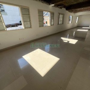 Sala com 386m², no bairro Centro em Caxias do Sul para Alugar ou Comprar