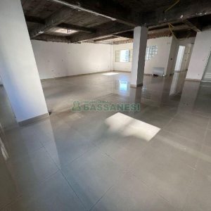Sala com 386m², no bairro Centro em Caxias do Sul para Alugar ou Comprar