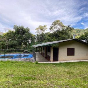 Chácara com 150m², 2 dormitórios, 2 vagas, no bairro Galópolis em Caxias do Sul para Comprar