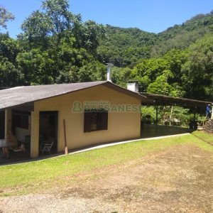 Chácara com 150m², 2 dormitórios, 2 vagas, no bairro Galópolis em Caxias do Sul para Comprar