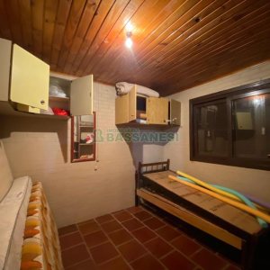 Chácara com 150m², 2 dormitórios, 2 vagas, no bairro Galópolis em Caxias do Sul para Comprar