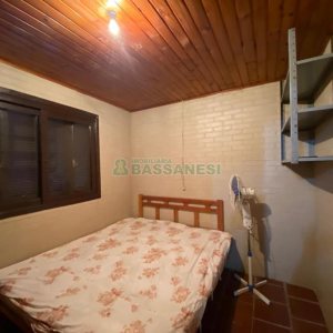 Chácara com 150m², 2 dormitórios, 2 vagas, no bairro Galópolis em Caxias do Sul para Comprar