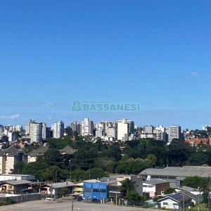 Casa com 369m², 3 dormitórios, 4 vagas, no bairro Interlagos em Caxias do Sul para Comprar