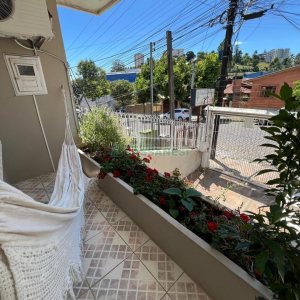 Casa com 120m², 3 dormitórios, 3 vagas, no bairro Floresta em Caxias do Sul para Comprar