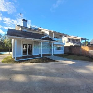 Casa com 225m², 3 dormitórios, 2 vagas, no bairro Vila Hipica em Caxias do Sul para Comprar