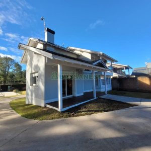 Casa com 225m², 3 dormitórios, 2 vagas, no bairro Vila Hipica em Caxias do Sul para Comprar