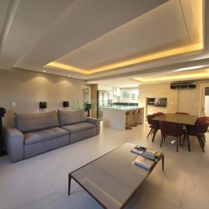 Casa com 225m², 3 dormitórios, 2 vagas, no bairro Vila Hipica em Caxias do Sul para Comprar