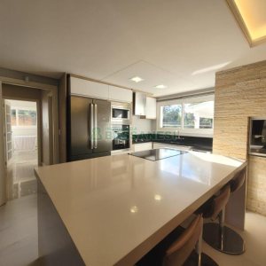 Casa com 225m², 3 dormitórios, 2 vagas, no bairro Vila Hipica em Caxias do Sul para Comprar