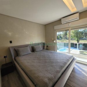 Casa com 225m², 3 dormitórios, 2 vagas, no bairro Vila Hipica em Caxias do Sul para Comprar