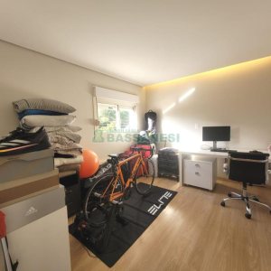 Casa com 225m², 3 dormitórios, 2 vagas, no bairro Vila Hipica em Caxias do Sul para Comprar