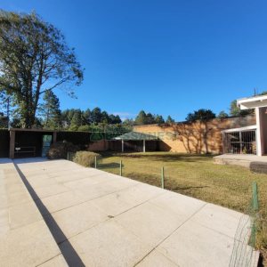 Casa com 225m², 3 dormitórios, 2 vagas, no bairro Vila Hipica em Caxias do Sul para Comprar