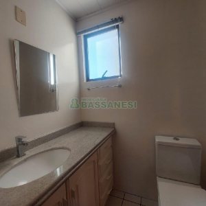 Apto Mobiliado com 80m², 2 dormitórios, 1 vaga, no bairro Lourdes em Caxias do Sul para Comprar