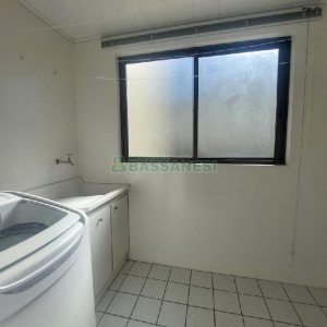 Apto Mobiliado com 80m², 2 dormitórios, 1 vaga, no bairro Lourdes em Caxias do Sul para Comprar