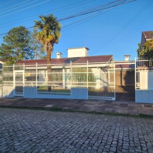 Casa com 270m², 3 dormitórios, 4 vagas, no bairro Cinqüentenário em Caxias do Sul para Comprar