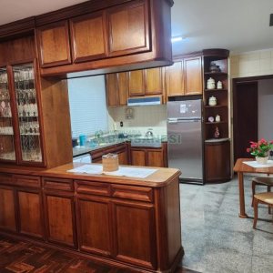 Casa com 270m², 3 dormitórios, 4 vagas, no bairro Cinqüentenário em Caxias do Sul para Comprar