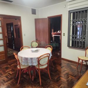 Casa com 270m², 3 dormitórios, 4 vagas, no bairro Cinqüentenário em Caxias do Sul para Comprar