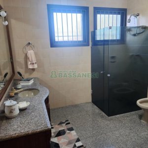 Casa com 270m², 3 dormitórios, 4 vagas, no bairro Cinqüentenário em Caxias do Sul para Comprar