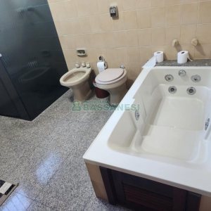 Casa com 270m², 3 dormitórios, 4 vagas, no bairro Cinqüentenário em Caxias do Sul para Comprar