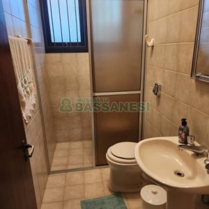 Casa com 270m², 3 dormitórios, 4 vagas, no bairro Cinqüentenário em Caxias do Sul para Comprar