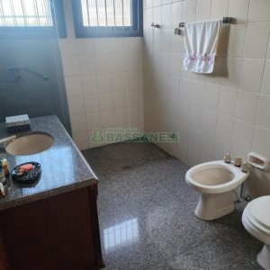 Casa com 270m², 3 dormitórios, 4 vagas, no bairro Cinqüentenário em Caxias do Sul para Comprar