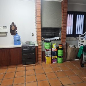 Casa com 270m², 3 dormitórios, 4 vagas, no bairro Cinqüentenário em Caxias do Sul para Comprar