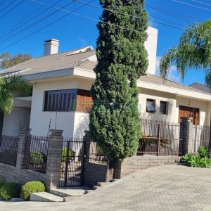 Casa com 496m², 4 dormitórios, 6 vagas, no bairro Colina Sorriso em Caxias do Sul para Comprar