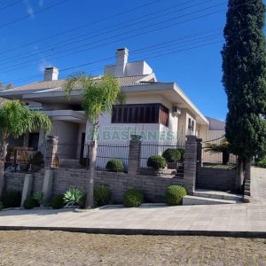 Casa com 496m², 4 dormitórios, 6 vagas, no bairro Colina Sorriso em Caxias do Sul para Comprar