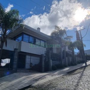 Casa com 496m², 4 dormitórios, 6 vagas, no bairro Colina Sorriso em Caxias do Sul para Comprar