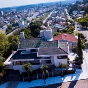 Casa com 496m², 4 dormitórios, 6 vagas, no bairro Colina Sorriso em Caxias do Sul para Comprar