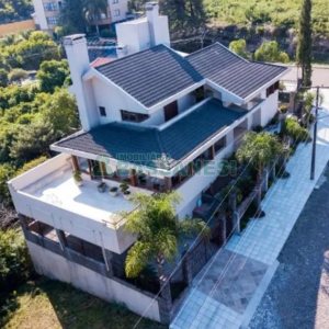 Casa com 496m², 4 dormitórios, 6 vagas, no bairro Colina Sorriso em Caxias do Sul para Comprar