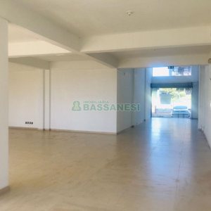Loja com 450m², 4 vagas, no bairro Panazzolo em Caxias do Sul para Comprar
