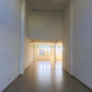 Loja com 450m², 4 vagas, no bairro Panazzolo em Caxias do Sul para Comprar